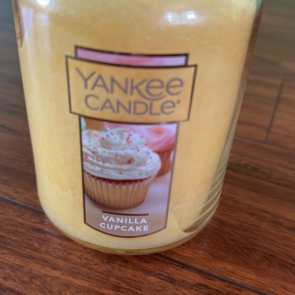 🌼🌼NWT Yankee Candle “Vanilla Cupcake”🌼🌼 - Picture 2 of 5